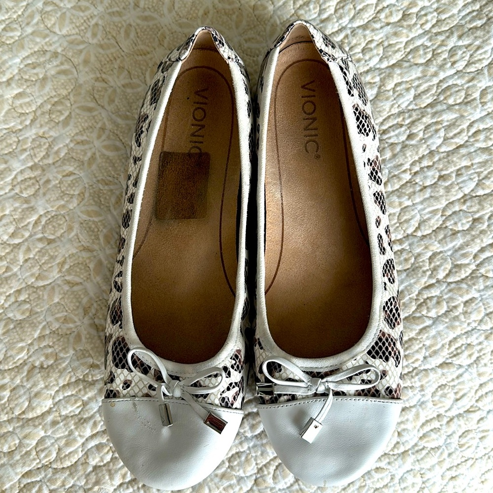 Vionic women’s flats. Comfortable, cushioned. Fashionable light leopard/white